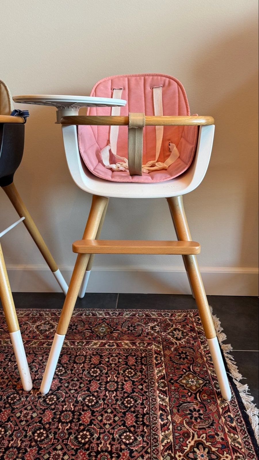 Micuna OVO City kinderstoel met eetblad en kussens, Kinderen en Baby's, Kinderstoelen, Ophalen, Zo goed als nieuw, Overige typen