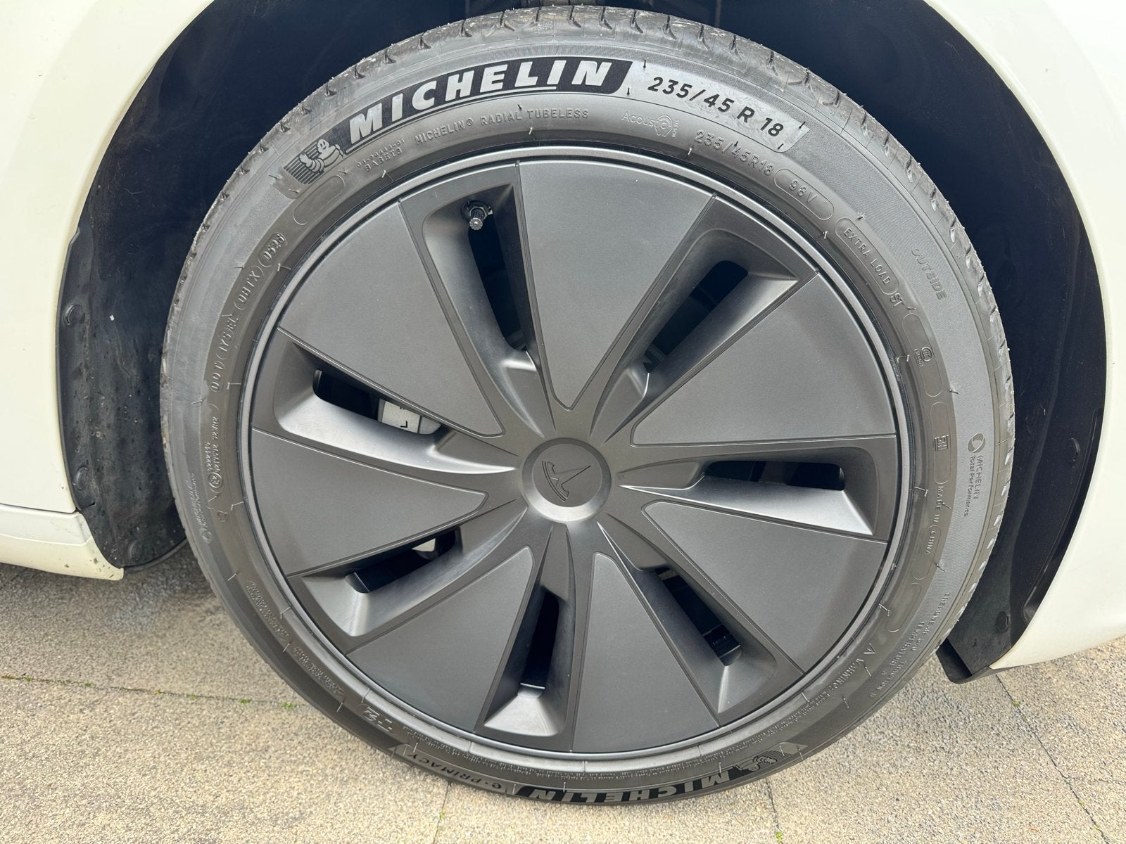 Foto 2 van 4x Michelin e-Primacy 235/45 R18 (ca. 400 km) Tesla model 3