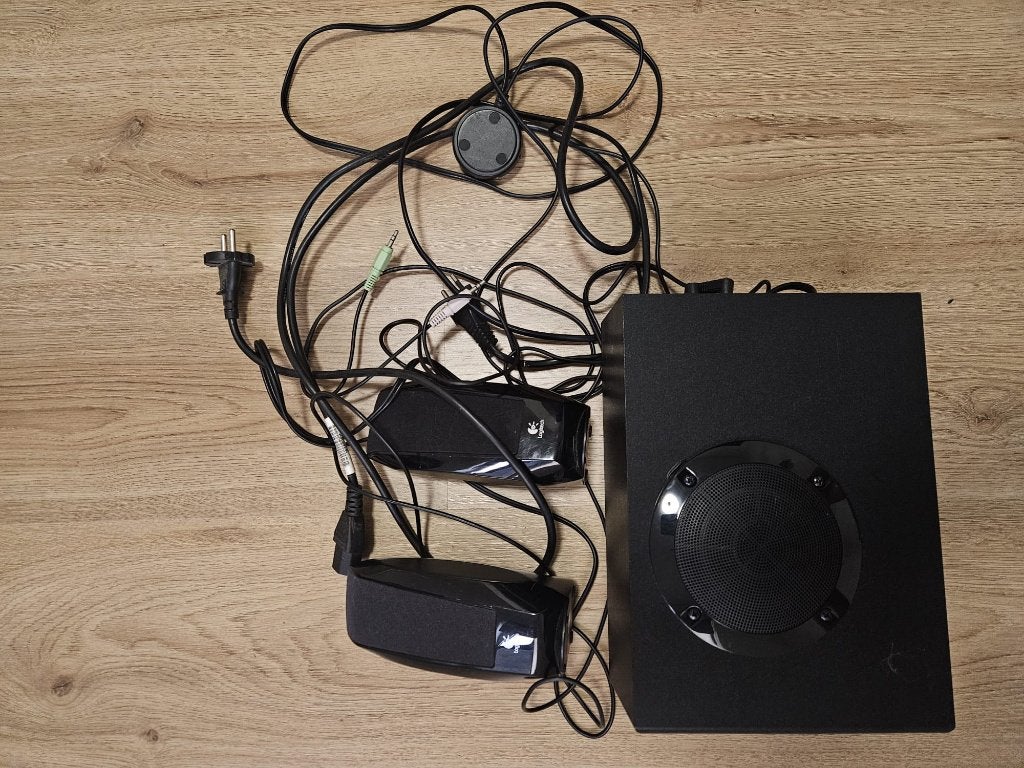 Speakers met subwoofer, Logitech S-220, Ophalen of Verzenden, Gebruikt