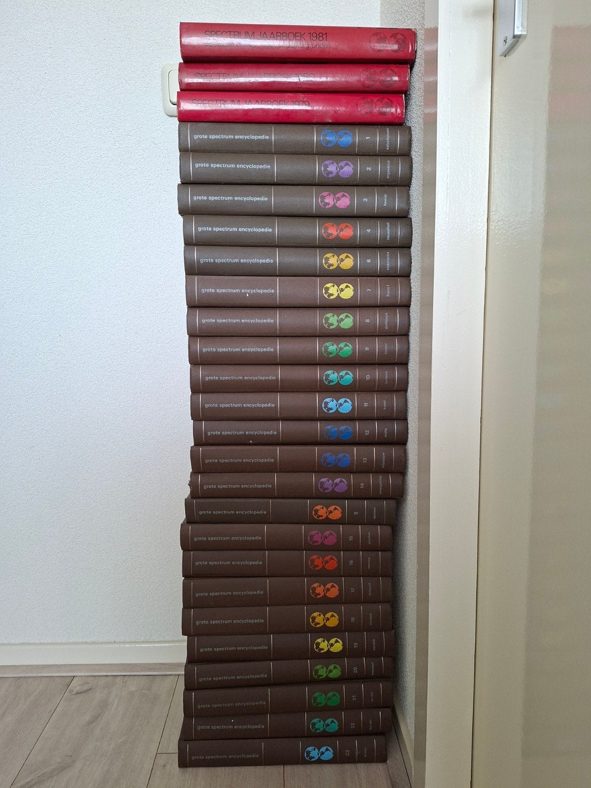 Grote Spectrum Encyclopedie + Jaarboeken 1979-1981, Boeken, Ophalen of Verzenden, Gelezen, Algemeen, Complete serie