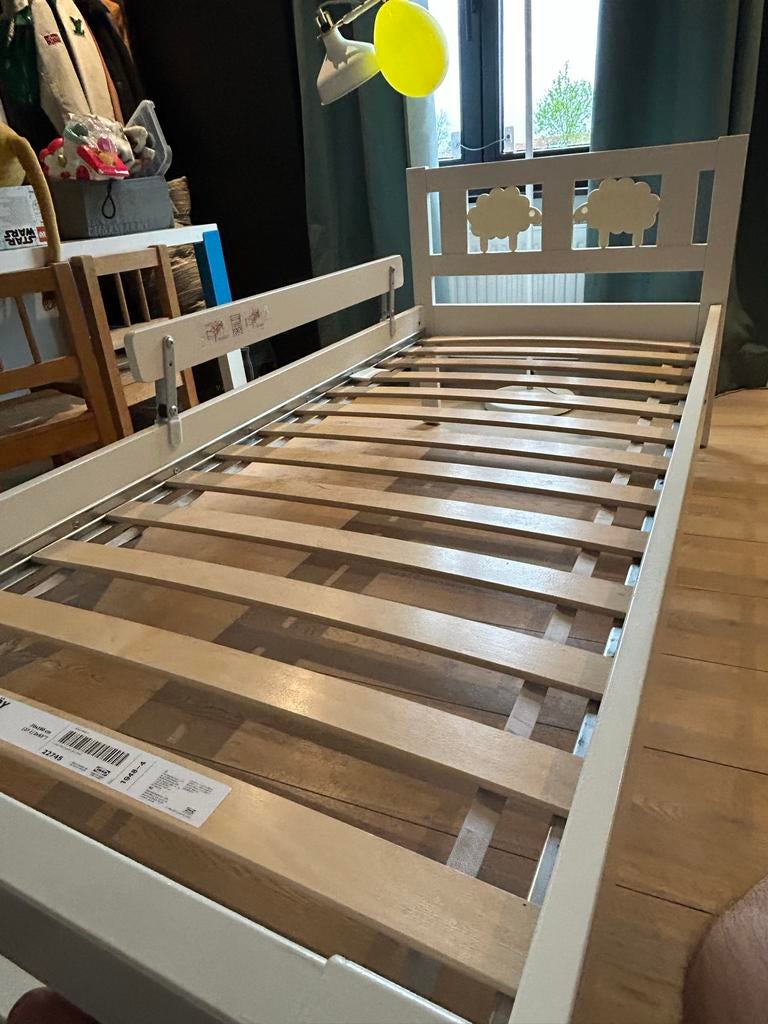 Wit kinderbed met schapen en bedhekje, Ophalen, 70 tot 85 cm, Zo goed als nieuw, Lattenbodem