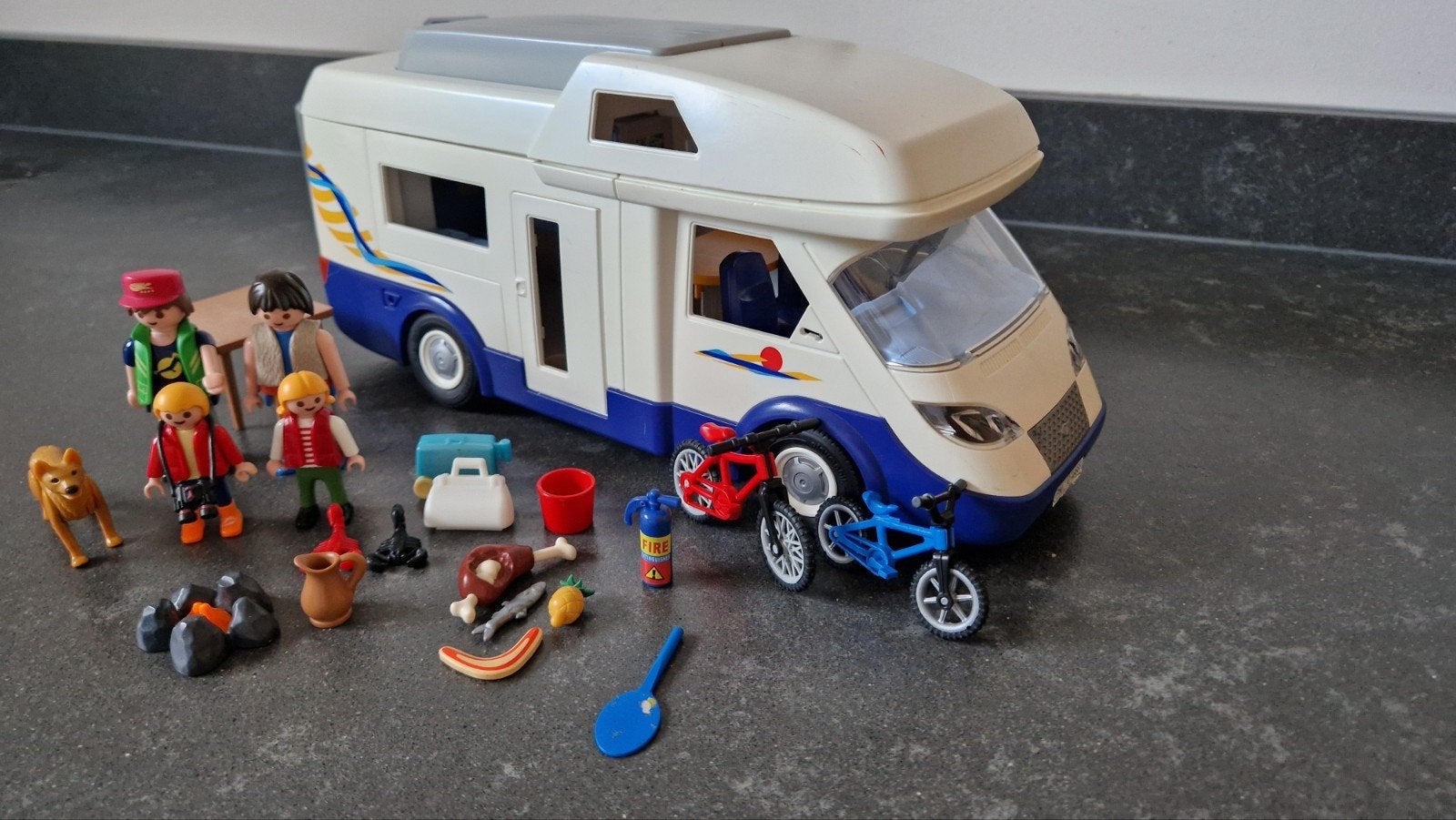 Playmobil Camper met accessoires en figuren, Ophalen, Zo goed als nieuw, Bouwen