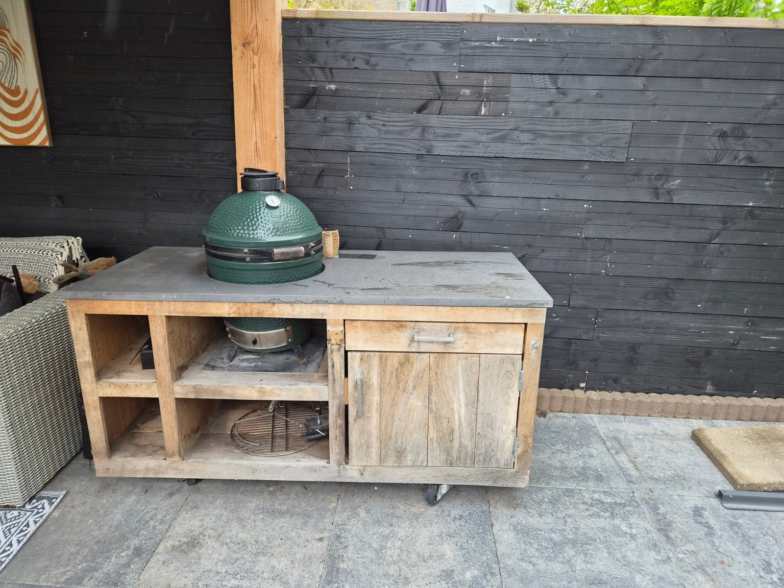 Big Green Egg in zeer goede staat met meubel. Ophalen., Ophalen of Verzenden, Zo goed als nieuw, Big Green Egg