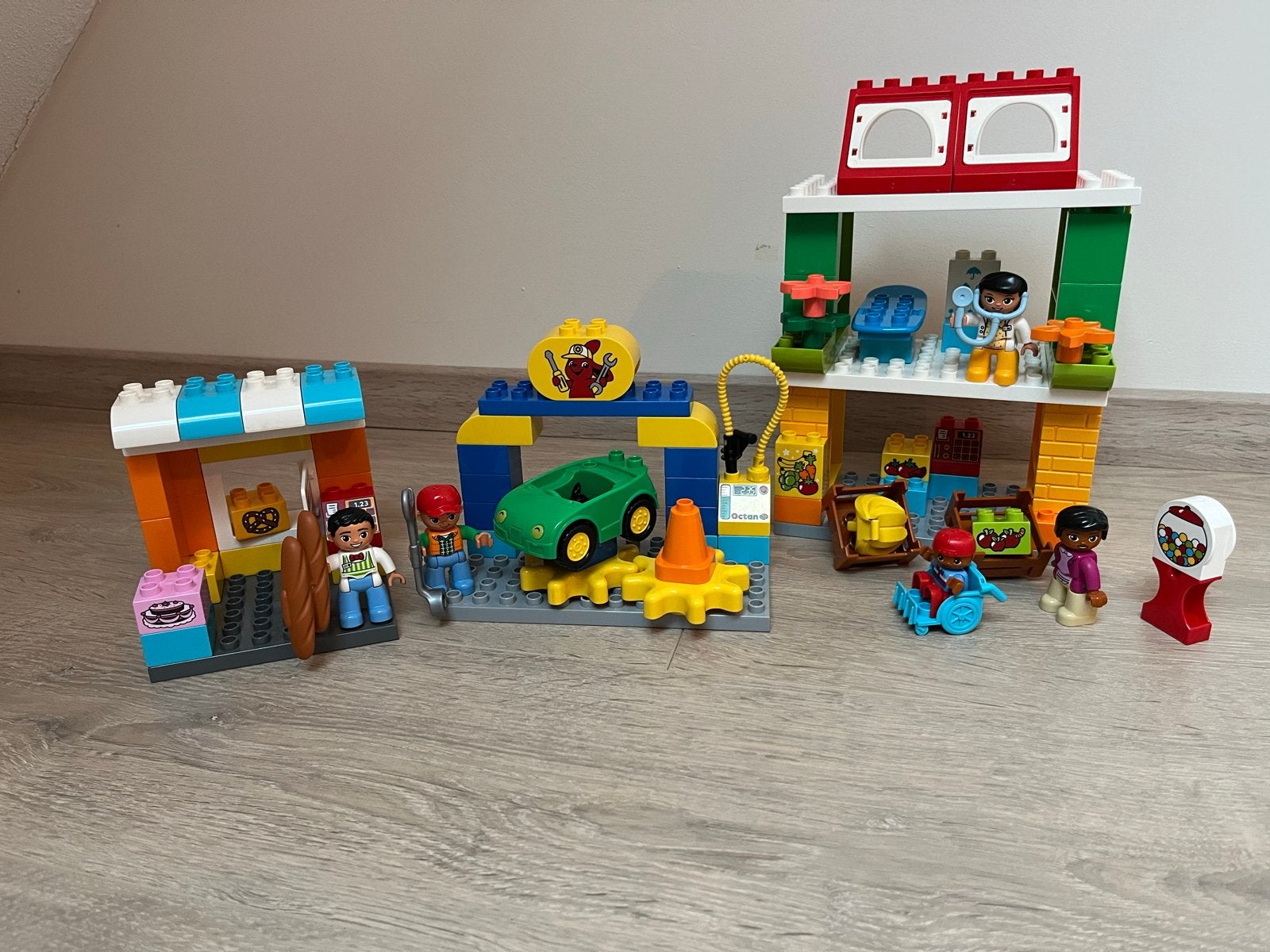 Lego Duplo Mijn Stad: Markt, Garage en Ziekenhuis (10836), City, Lego, Ophalen of Verzenden, Zo goed als nieuw