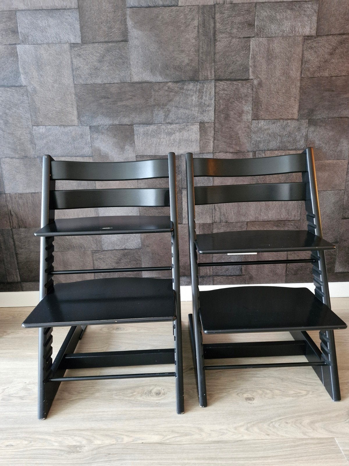 2 zwarte Stokke tripp trapp stoelen, Ophalen, Gebruikt, Meegroeistoel, Afneembaar eetblad