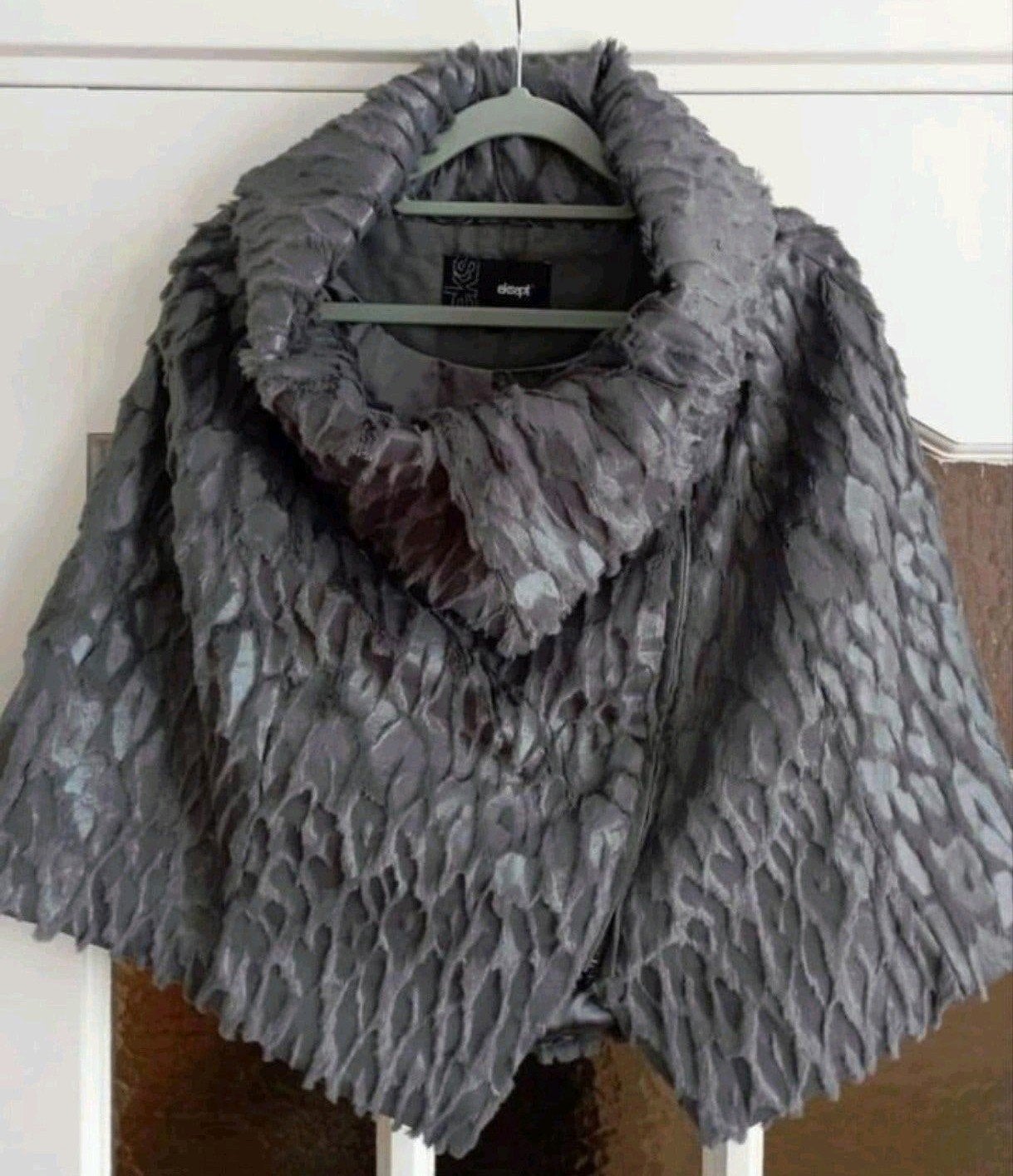 Mooie poncho van Eksept XL
gevoerd
Grijs
met rits en kraag., Kleding | Dames, Maat 42/44 (L), Ophalen of Verzenden, Zo goed als nieuw