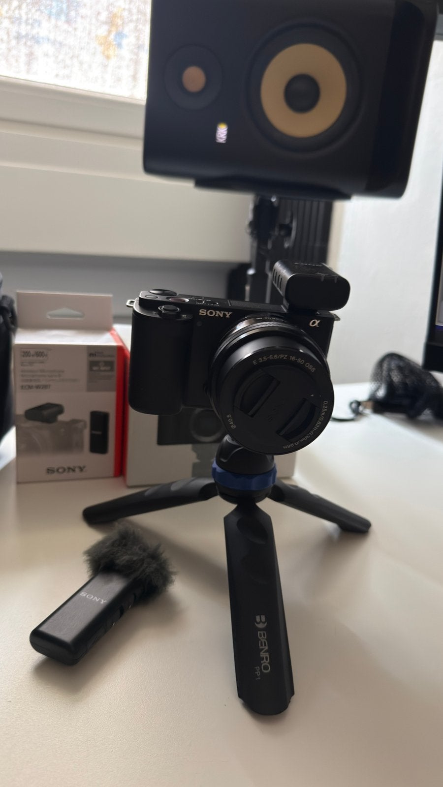 sony zv e10 + lens + sony ecm-w2bt mic + camera tripod, 20x of meer, Ophalen of Verzenden, Zo goed als nieuw, Full HD