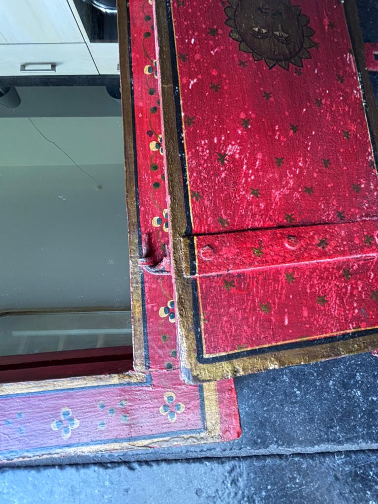 Vintage Indiase spiegel met luiken - Rood & Goud, Antiek en Kunst, Antiek | Spiegels, Ophalen of Verzenden, Rechthoekig, Minder dan 50 cm