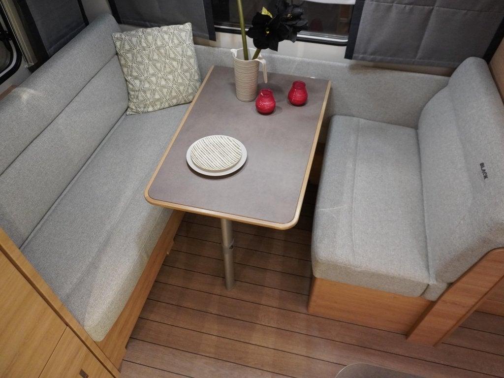 Knaus Sudwind Black Selection 420 QD COMPACT EN GROTE KEUKEN, Treinzit, Tot en met 3, 5 tot 6 meter, Knaus
