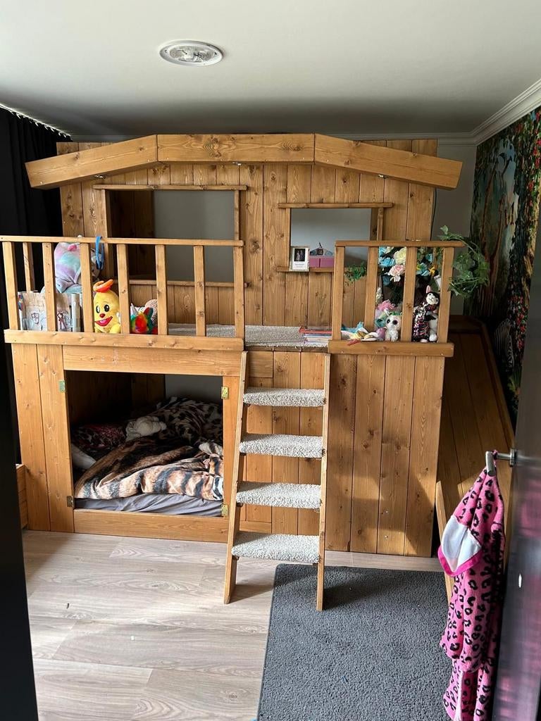 Uniek boomhutbed met glijbaan en deurtjes, Kinderen en Baby's, Kinderkamer | Bedden, Gebruikt, Lattenbodem, Ophalen of Verzenden