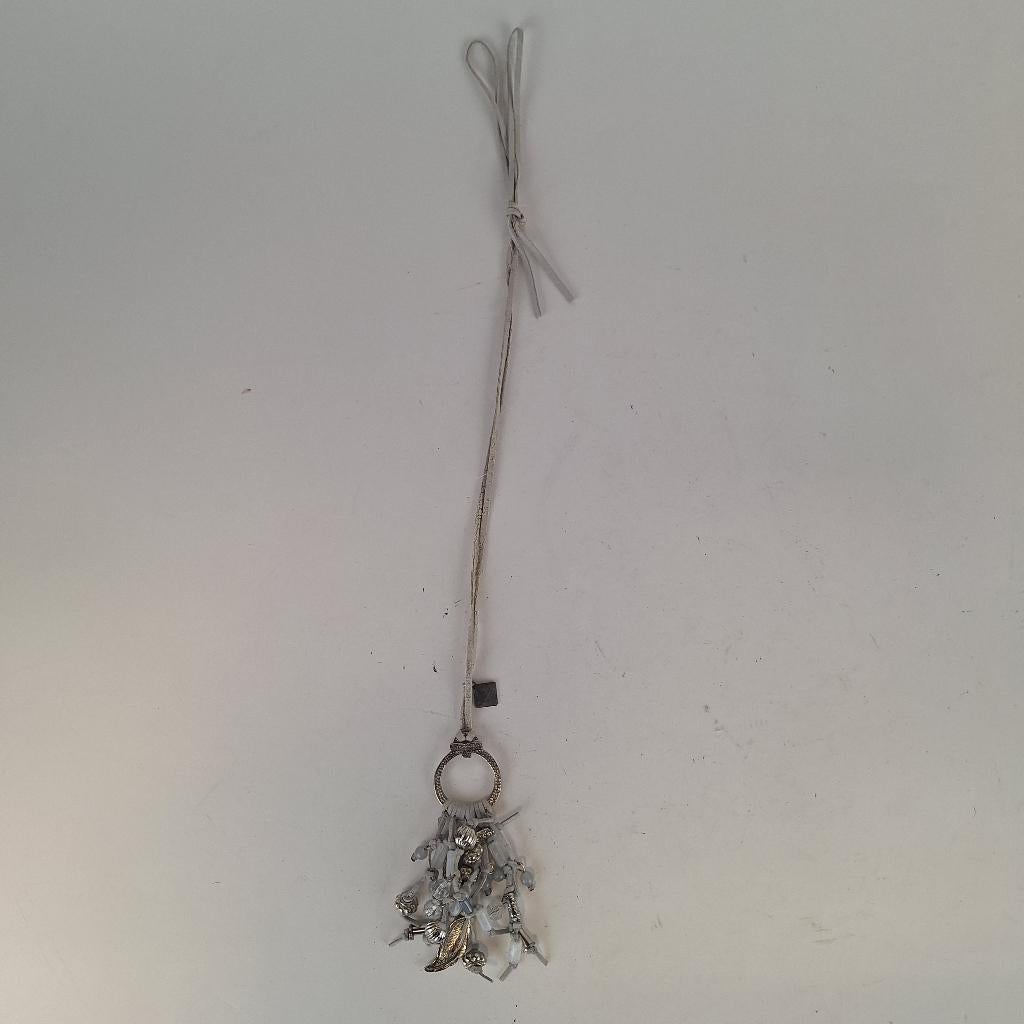 Middellange ketting van grijze veter + zilverkleurig bedels, Ophalen of Verzenden, Zo goed als nieuw, Grijs, Overige materialen