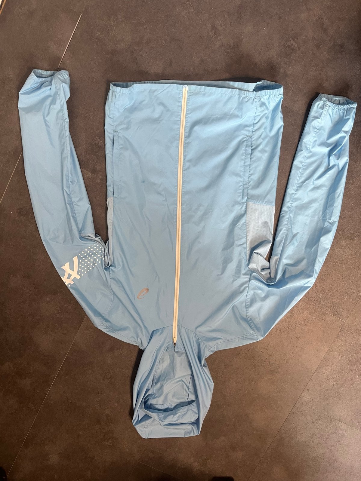 Asics windjack  XS - Lichtblauw, Blauw, Ophalen of Verzenden, Zo goed als nieuw, Hardlopen of Fietsen