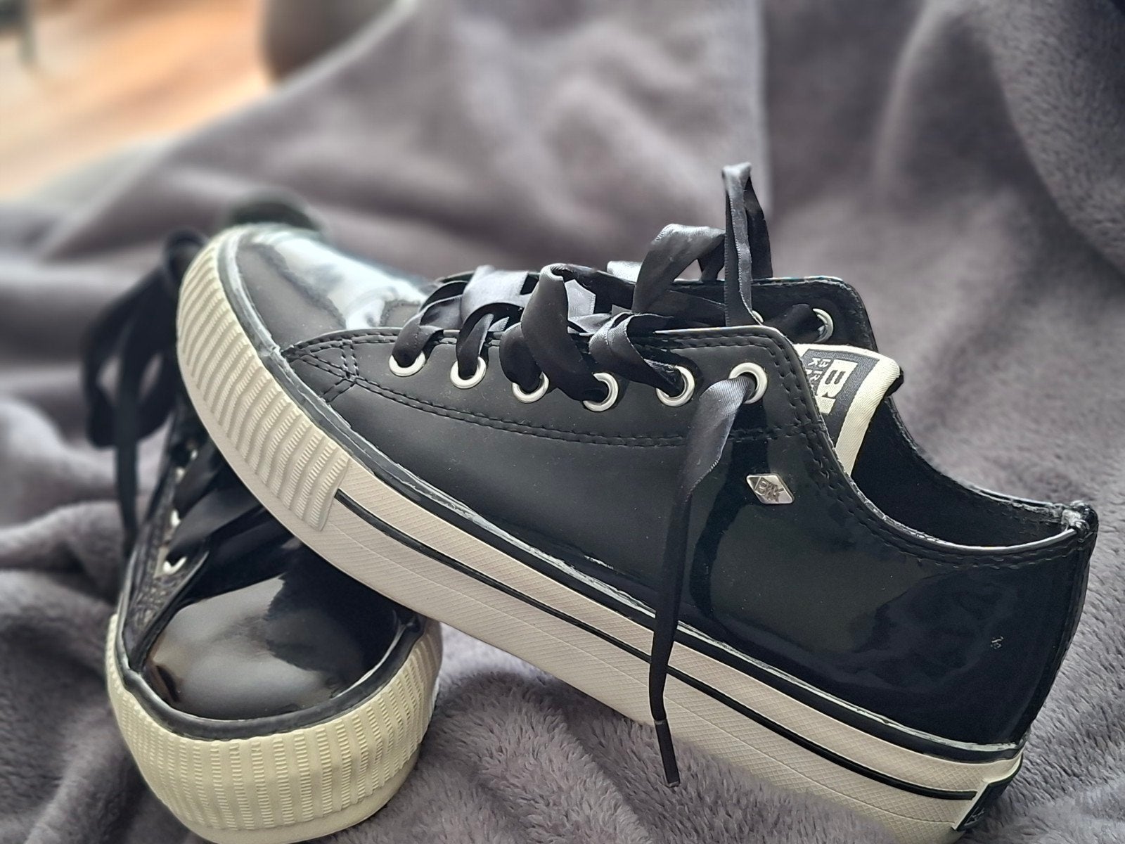 Bk laksneakers  mt 39  1 paar zwart en  1 paar wit lak, Kleding | Dames, Schoenen, Ophalen of Verzenden, Zo goed als nieuw, Zwart