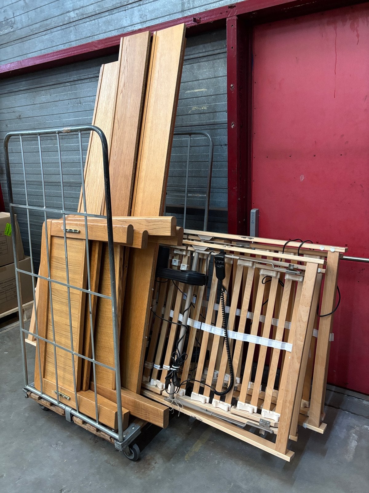 2 stuks bedden met verstelbare lattenbodem en nachtkastje, Ophalen, 90 cm, Eenpersoons, Bruin
