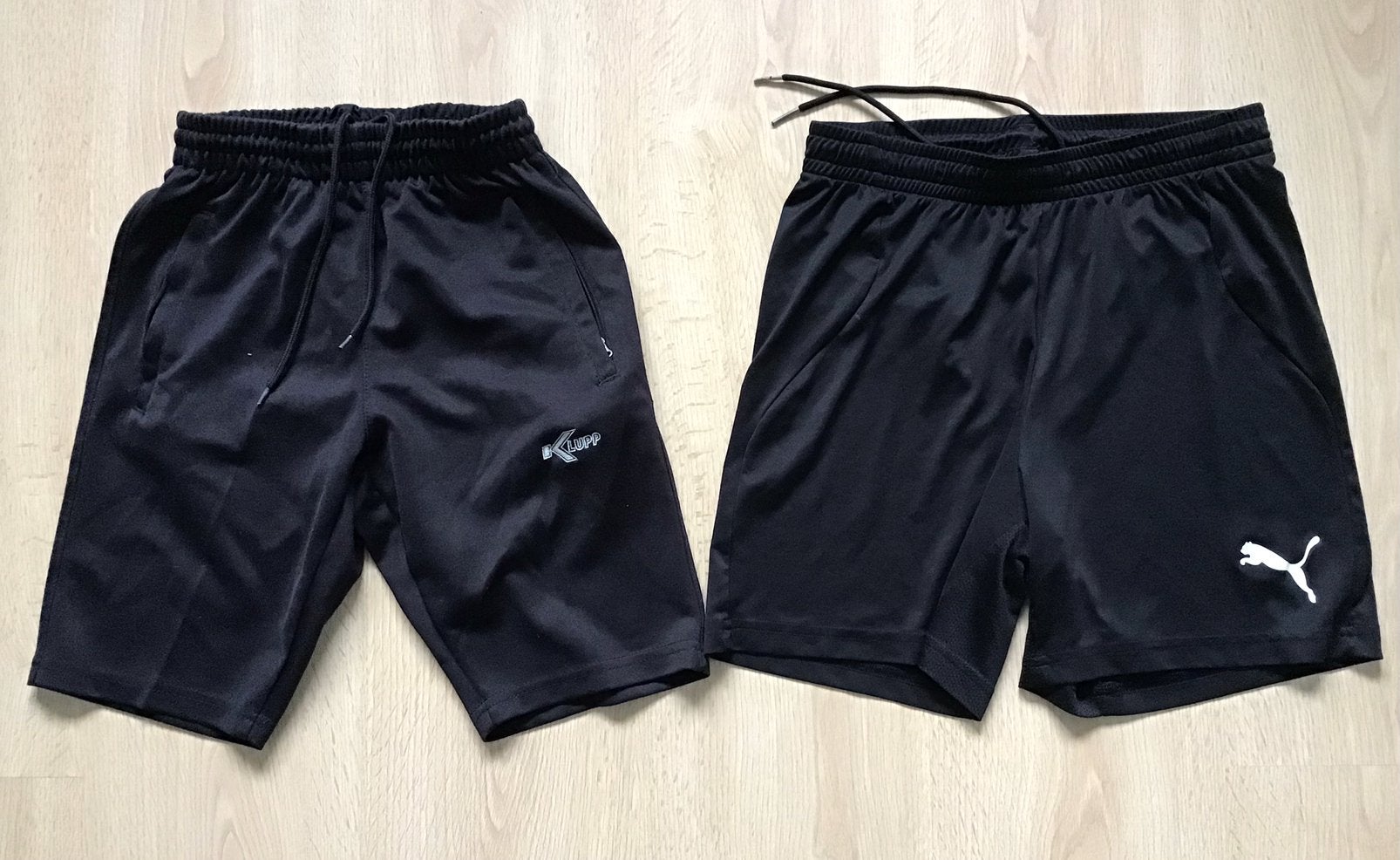 2 zwarte sport shorts Puma (valt mt 152) en Klupp (3xs-140), Ophalen of Verzenden, Zo goed als nieuw, Jongen, Sport- of Zwemkleding