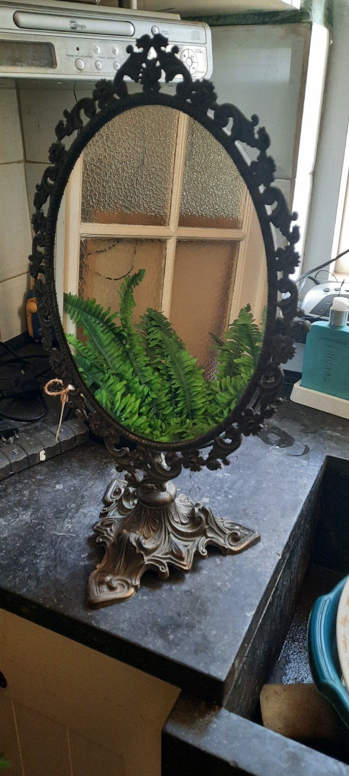 Antieke ovale spiegel met sierlijke bronzen lijst, Ophalen of Verzenden