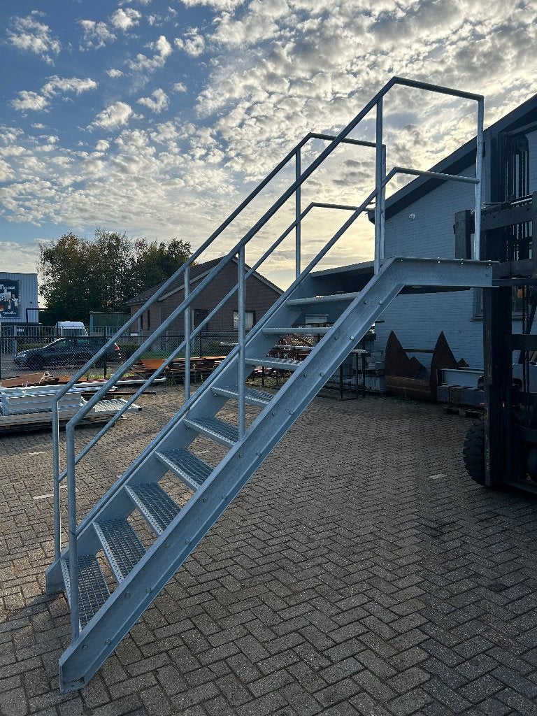 Verzinkte trap, Ophalen, Zo goed als nieuw, Trap, Minder dan 2 meter