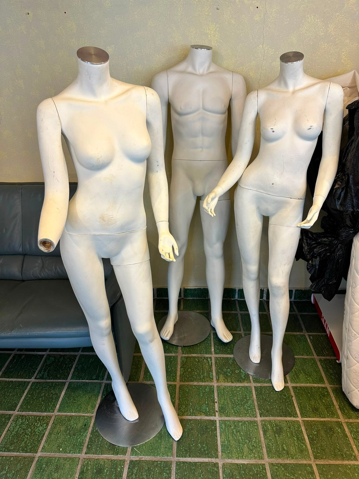 3 etalagepoppen / mannequins 2 dames & 1 heer met voetplaat, Ophalen, Gebruikt, Wit, Kunststof