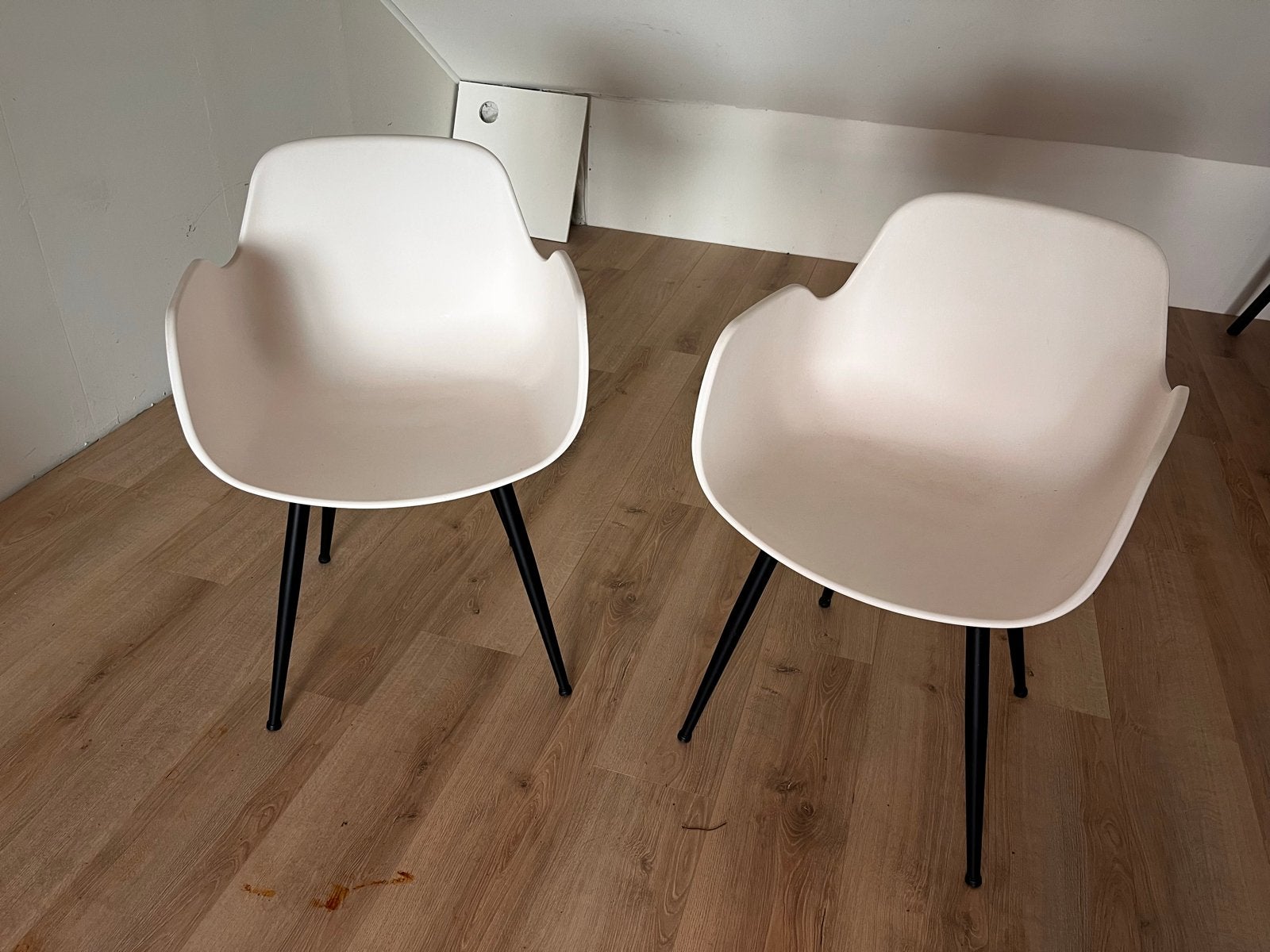 Twee kunststof eetkamerstoelen, binnen/buiten, metalen onder, Tuin en Terras, Ophalen, Gebruikt, Kunststof