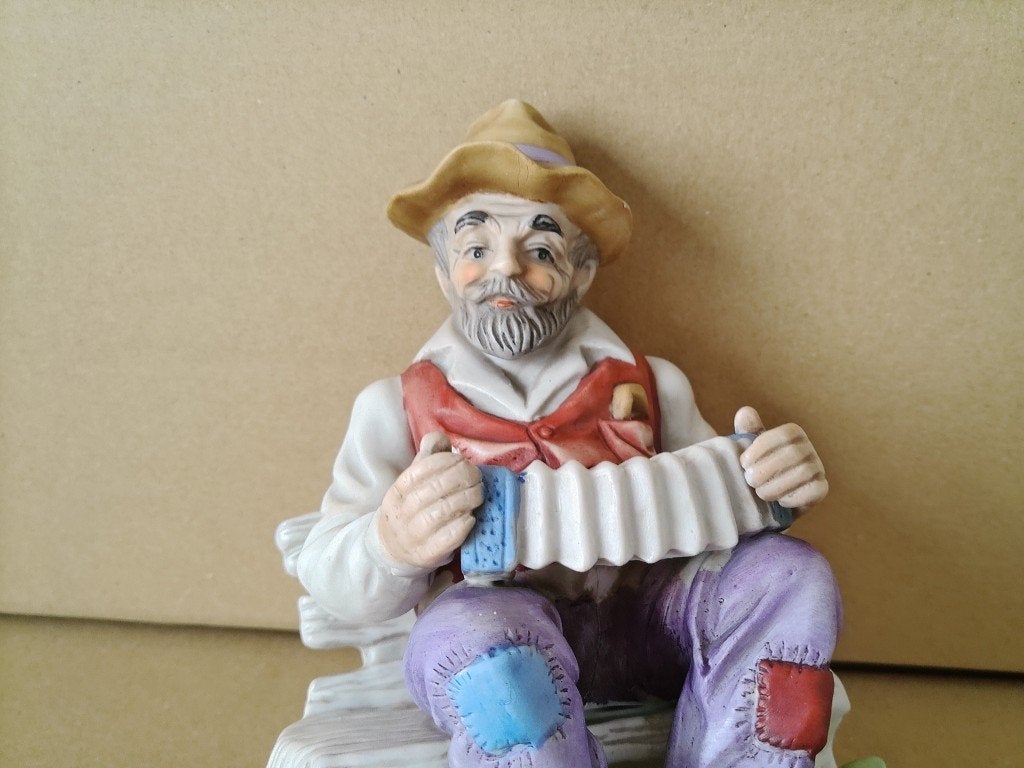 Vintage porseleinen beeld oude man met accordeon + hond 19cm, Verzamelen, Ophalen of Verzenden, Zo goed als nieuw, Mens