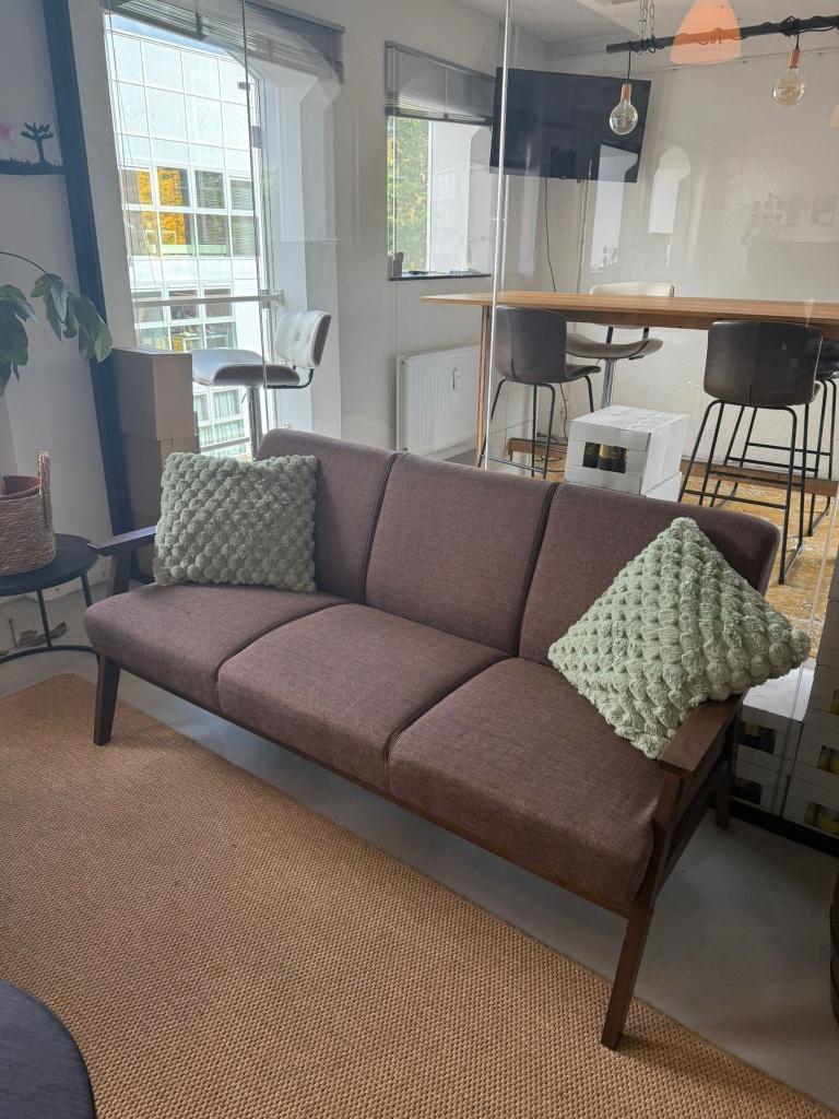 Jysk ASNES Retro 3-zits bank met houten armleuningen, Huis en Inrichting, Ophalen, 150 tot 200 cm, Tweepersoons, 75 tot 100 cm