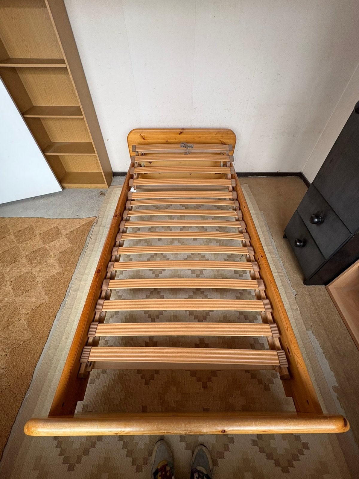 Massief Grenen Bed, Huis en Inrichting, Slaapkamer | Bedden, Ophalen, 90 cm, Eenpersoons, Zo goed als nieuw