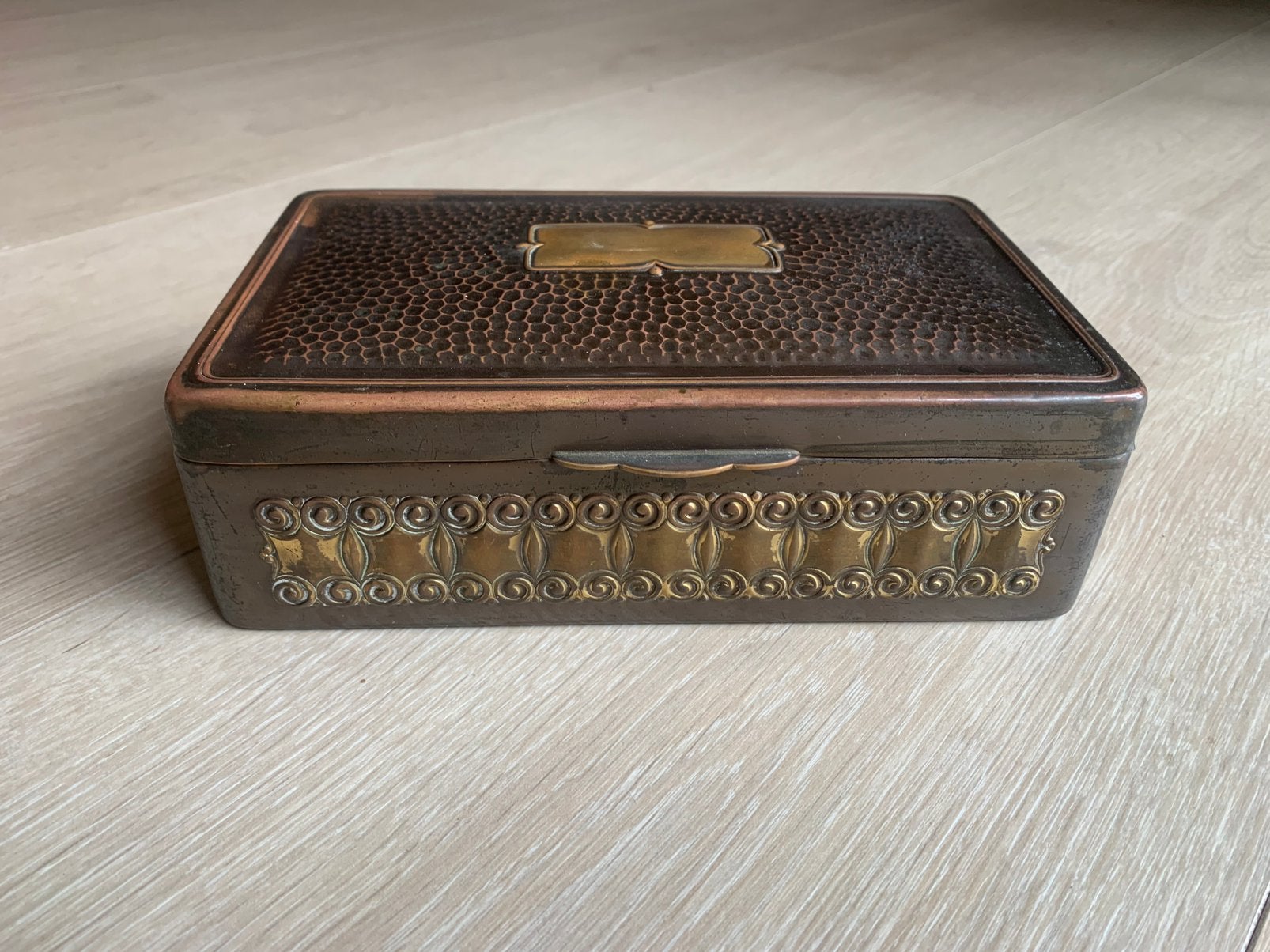 Antieke koperen sigaren/ sigaretten doos., Verzamelen, Ophalen of Verzenden, Zo goed als nieuw, Tabaksdoos of Verpakking