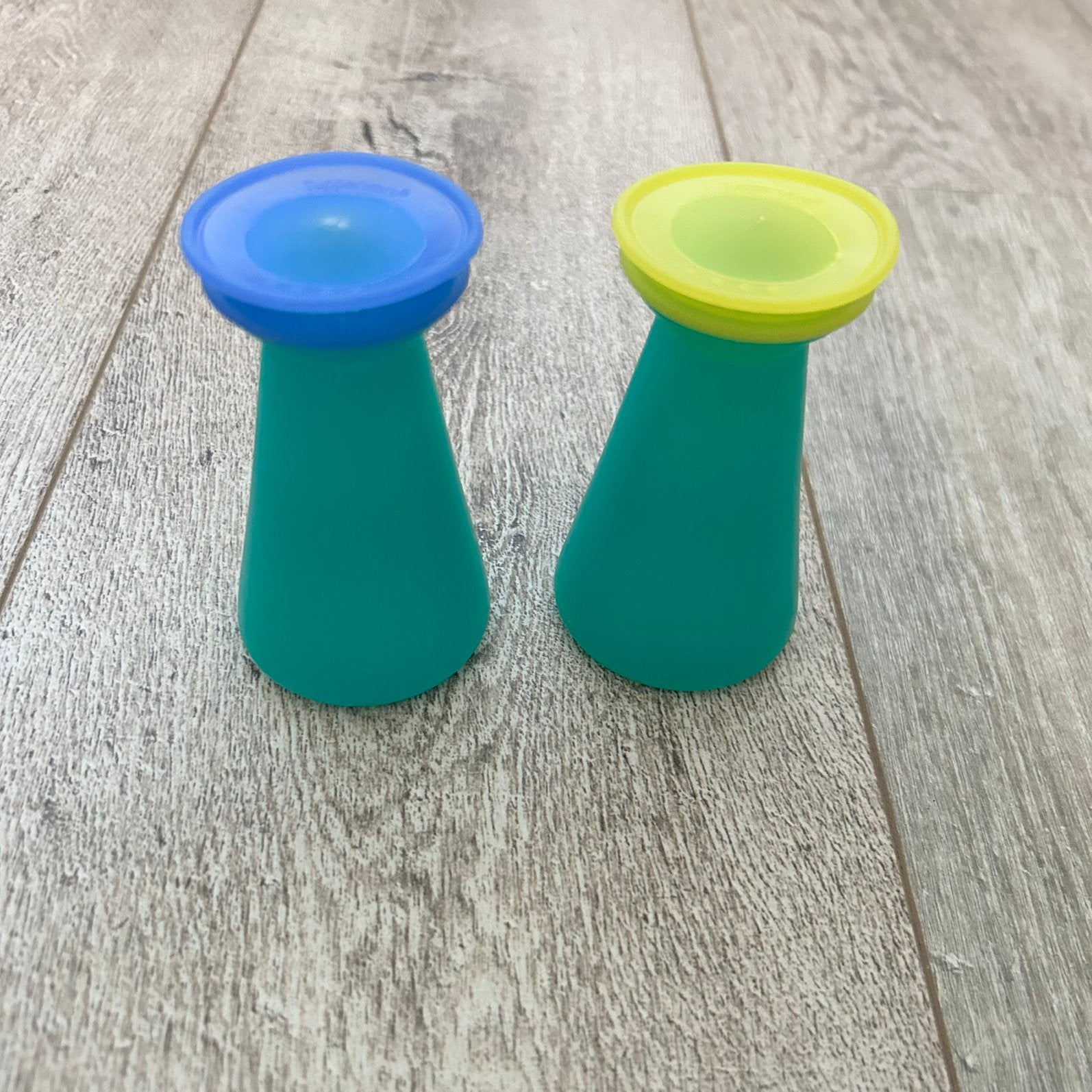 Vintage Tupperware miniatuur bekertjes/shakers – Set van 2, Ophalen of Verzenden, Gebruikt, Blauw, Overige typen