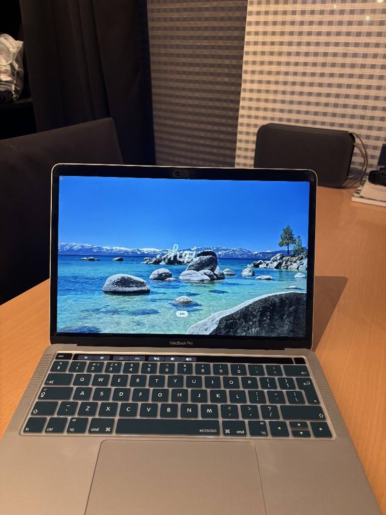 Macbook Pro M1 (met Kroatisch toetsenbord + keyboard covers), Gebruikt, 8 GB, 13 inch, 512 GB