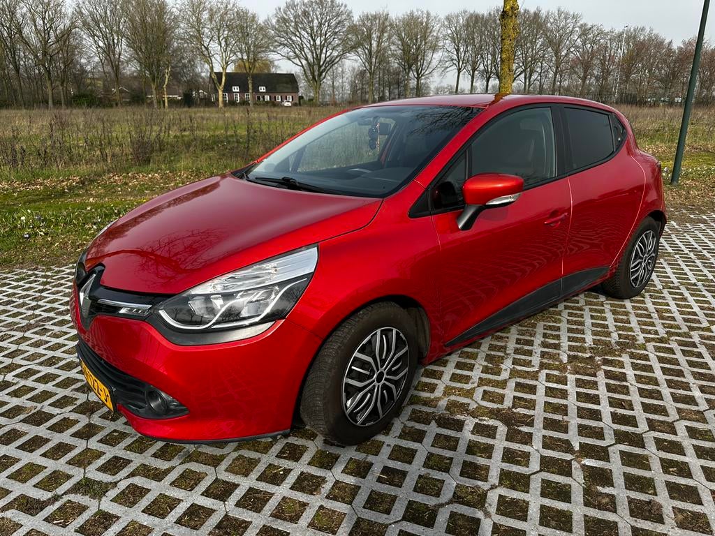 Renault Clio 1.5 DCI 66KW 90PK 5-DRS 2015 Rood, Voorwielaandrijving, 4 cilinders, 96 €/maand, Alcantara