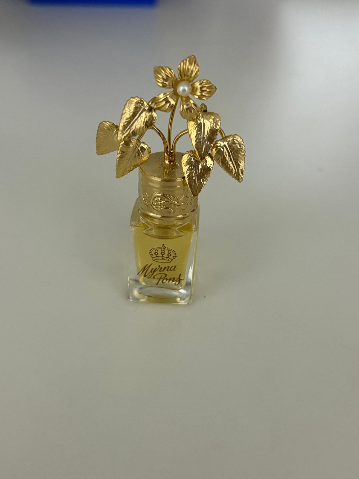 Myrna Pons Parfum - Miniatuur met gouden bloem, Verzamelen, Ophalen, Zo goed als nieuw, Miniatuur, Gevuld
