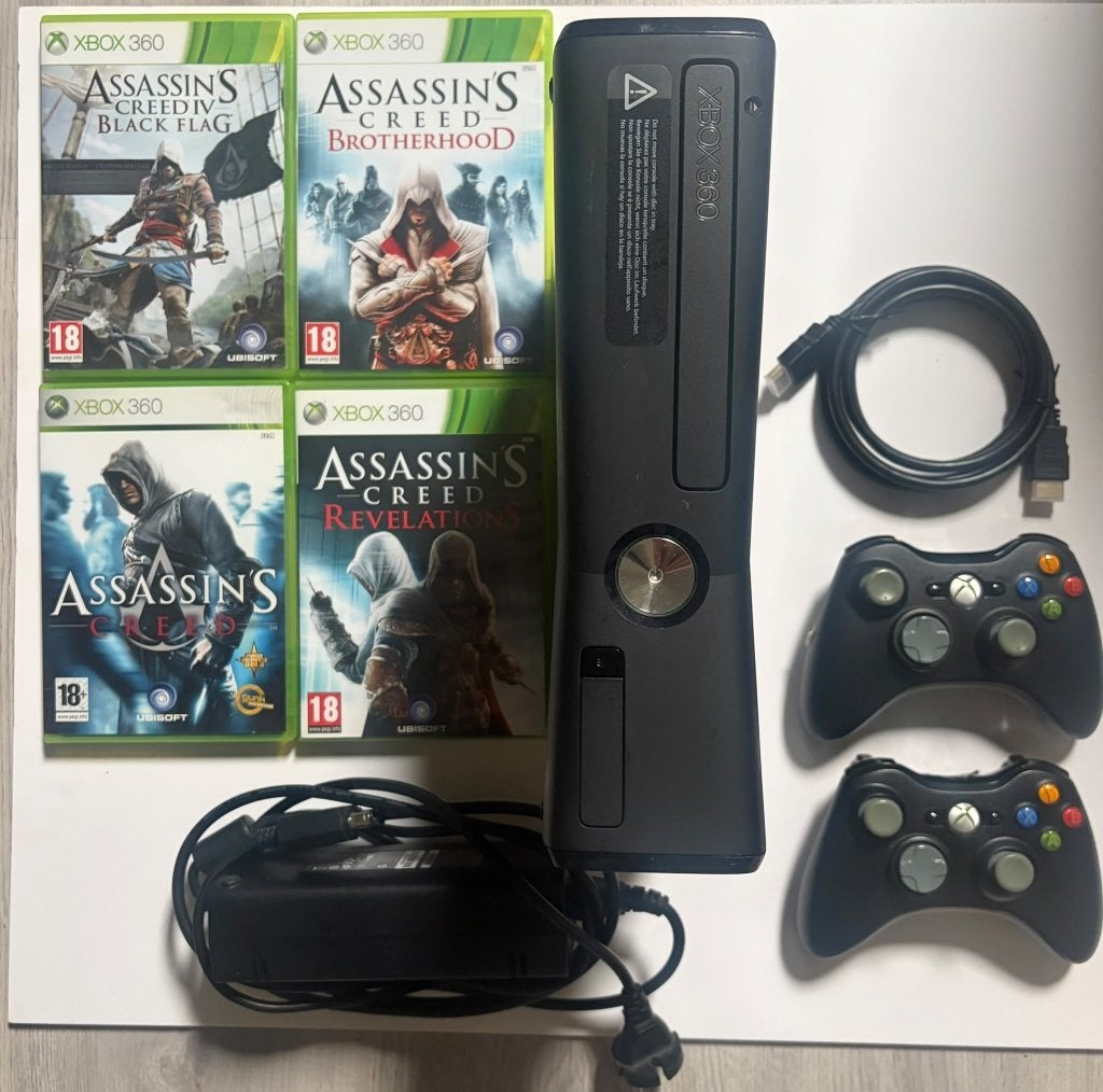 Xbox 360 Slim + 2 Controllers + 4 Assassin’s Creed Games, 4 GB, Met 2 controllers, Ophalen of Verzenden, Gebruikt