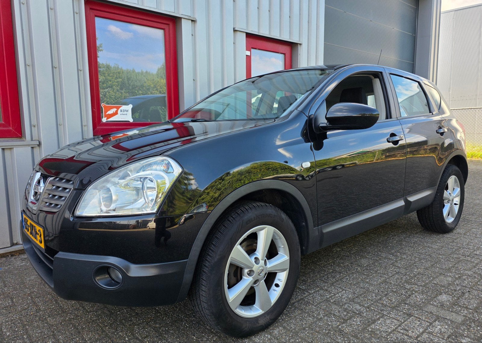 ✅ Nissan Qashqai 1.6 2009 Zwart Climate, Navi, Trekhaak, APK, Voorwielaandrijving, 1272 kg, 4 cilinders, Mistlampen