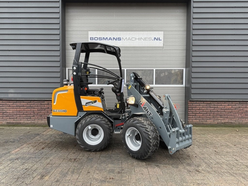Giant G2300 HD minishovel NIEUW, Tobroco, Info@tobroco.nl, Sprendlingenstraat 57
5061 KM  Oisterwijk, NL, Wiellader of Shovel