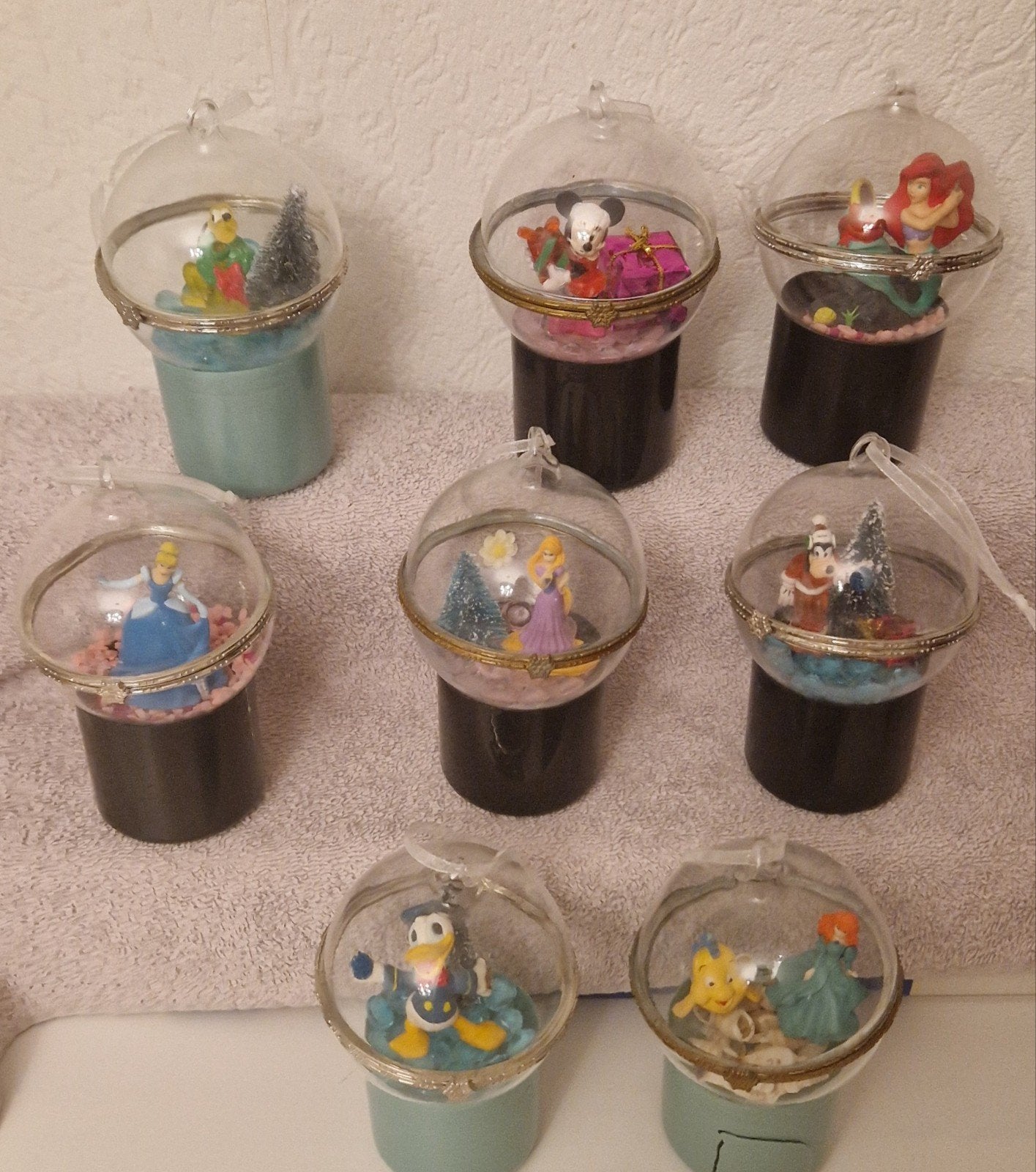 8x Dichte Disney kerstballen

Minnie. Prinsessen goofy donal, Ophalen of Verzenden