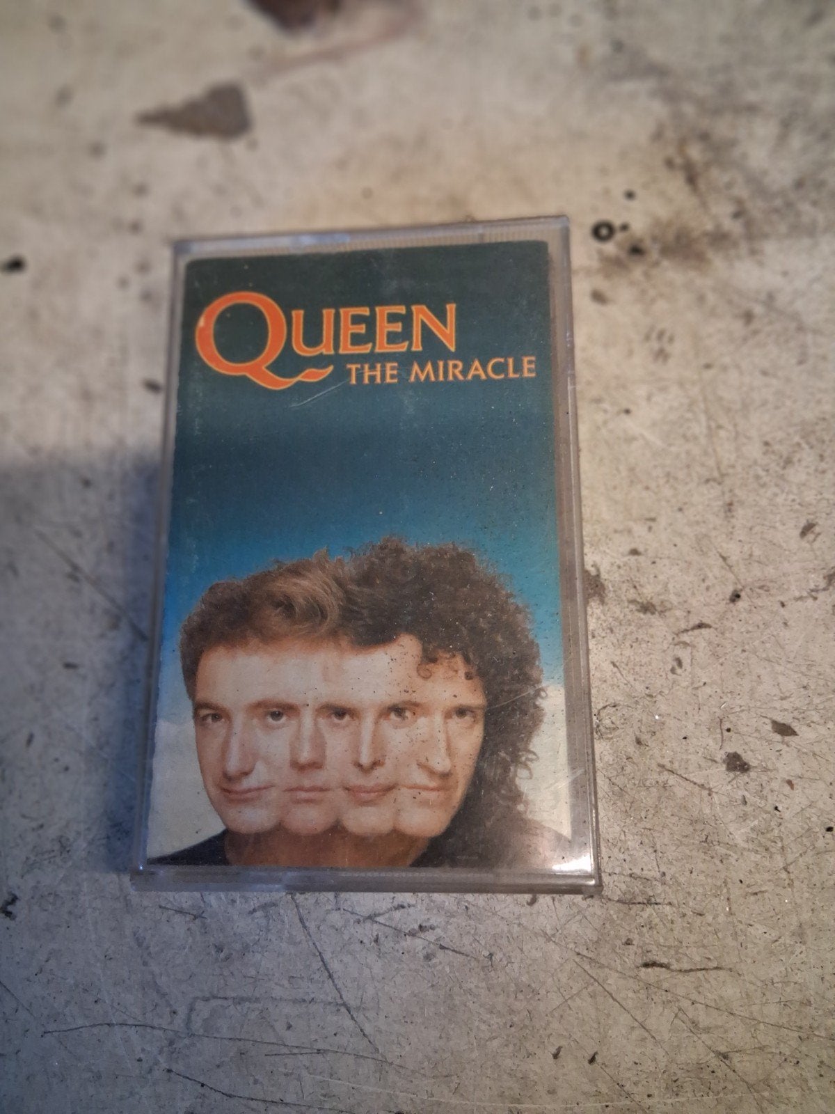 Een oud CASSETTEBANDJE van QUEEN, Cd's en Dvd's, Cassettebandjes, Ophalen, Gebruikt, 1 bandje