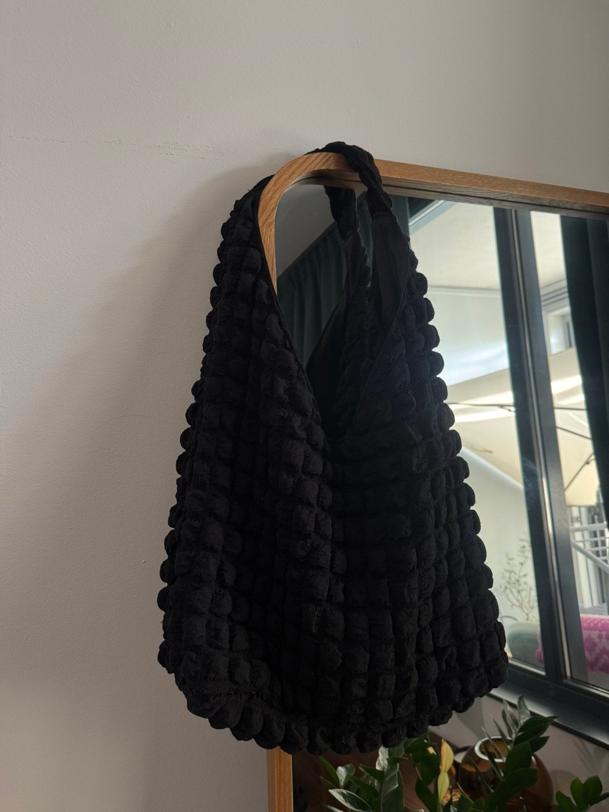 Pull & Bear zwarte schoudertas met bubbelmotief, Sieraden, Tassen en Uiterlijk, Tassen | Damestassen, Verzenden, Zo goed als nieuw