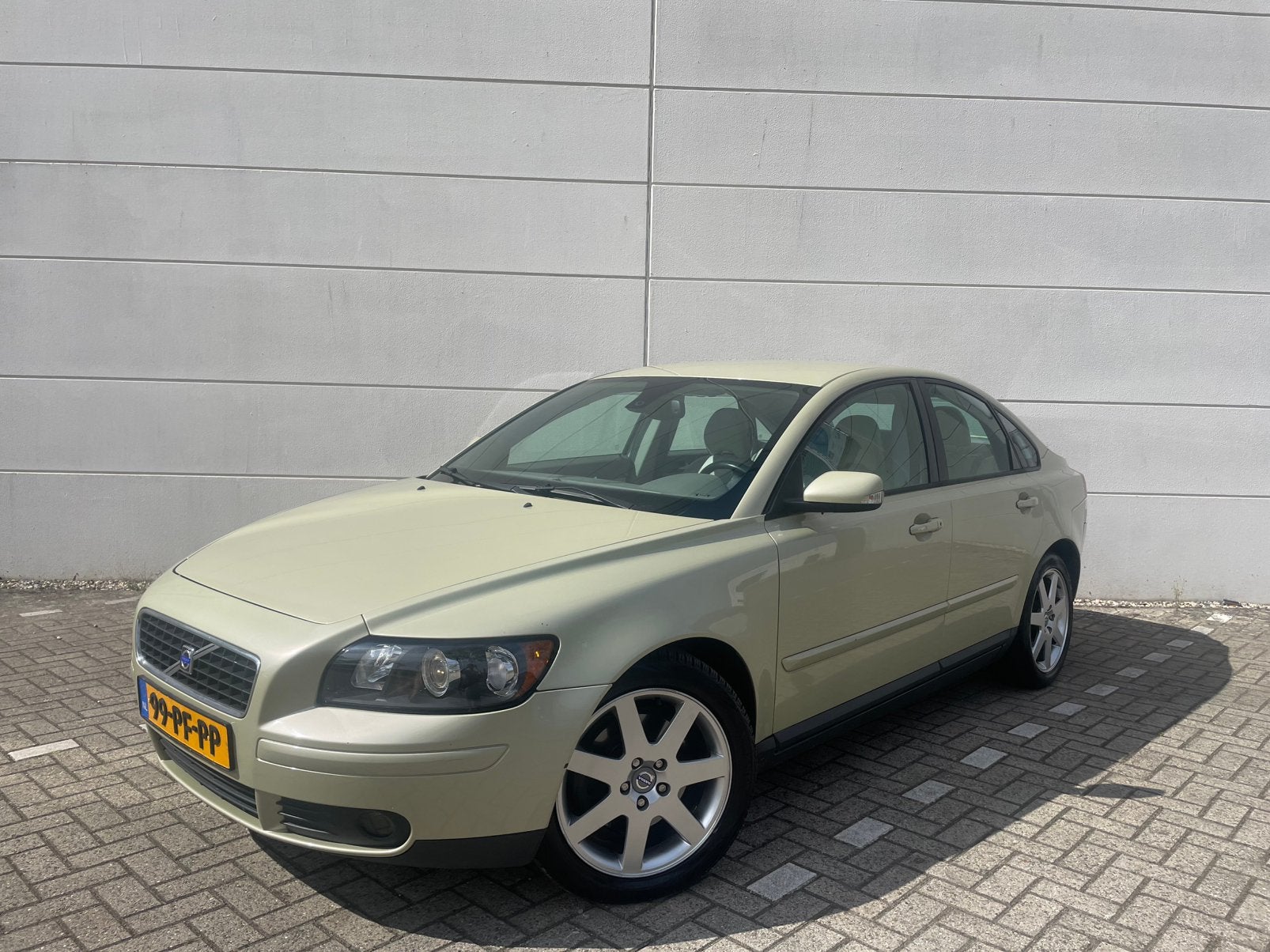 Volvo S40 2.4 140pk 2004/AUTOMAAT/NIEUWE APK/AIRCO/SPORT/, 1357 kg, Beige, Parkeersensor, 700 kg