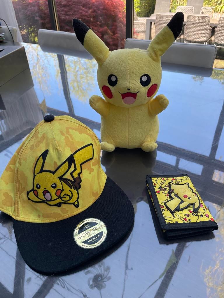 Pikachu set: Knuffel, portemonnee & snapback cap, Verzamelen, Ophalen, Zo goed als nieuw
