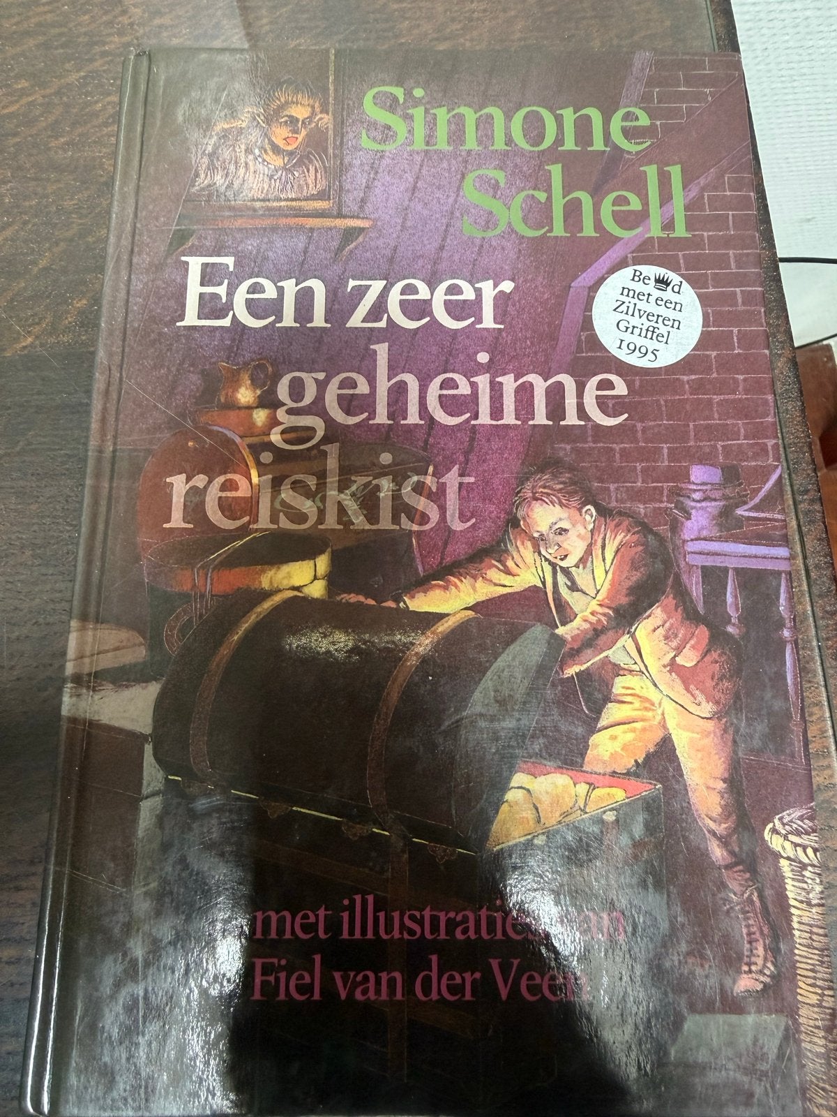 Een zeer geheime reiskist - Simone Schell (Zilveren Griffel), Boeken, Ophalen of Verzenden, Gelezen, Fictie algemeen