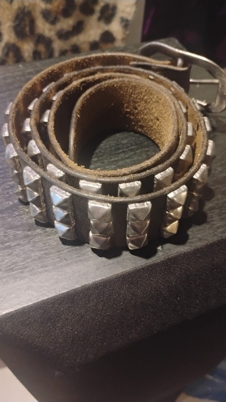 Leren riem met studs - Stoer en uniek, Kleding | Dames, 3 tot 5 cm, 90 tot 100 cm, Heupriem, Ophalen of Verzenden