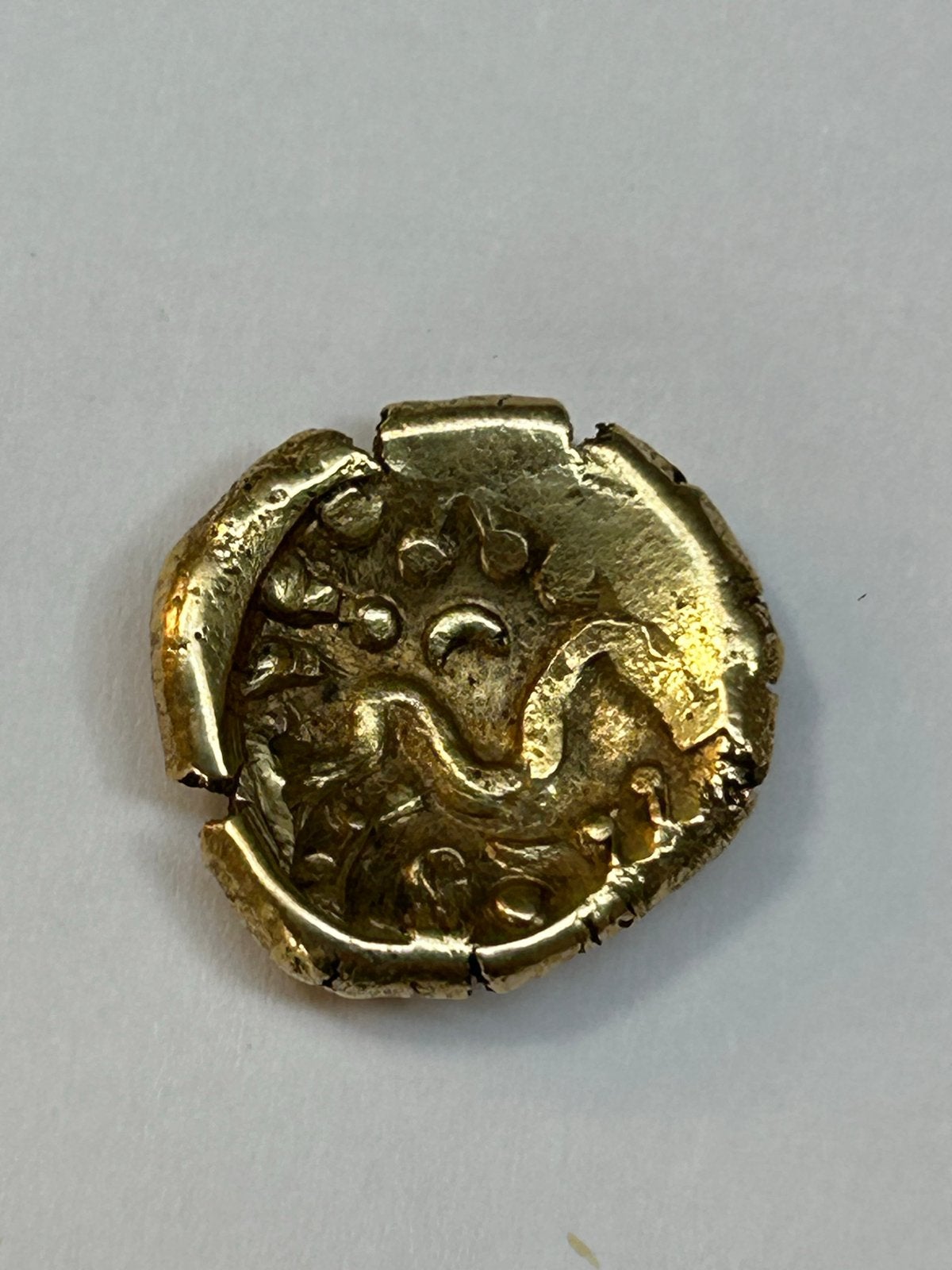 Gouden stater - Keltische Ambiani (5,5 gram) bodemvondst., Postzegels en Munten, Ophalen of Verzenden, Losse munt, Goud