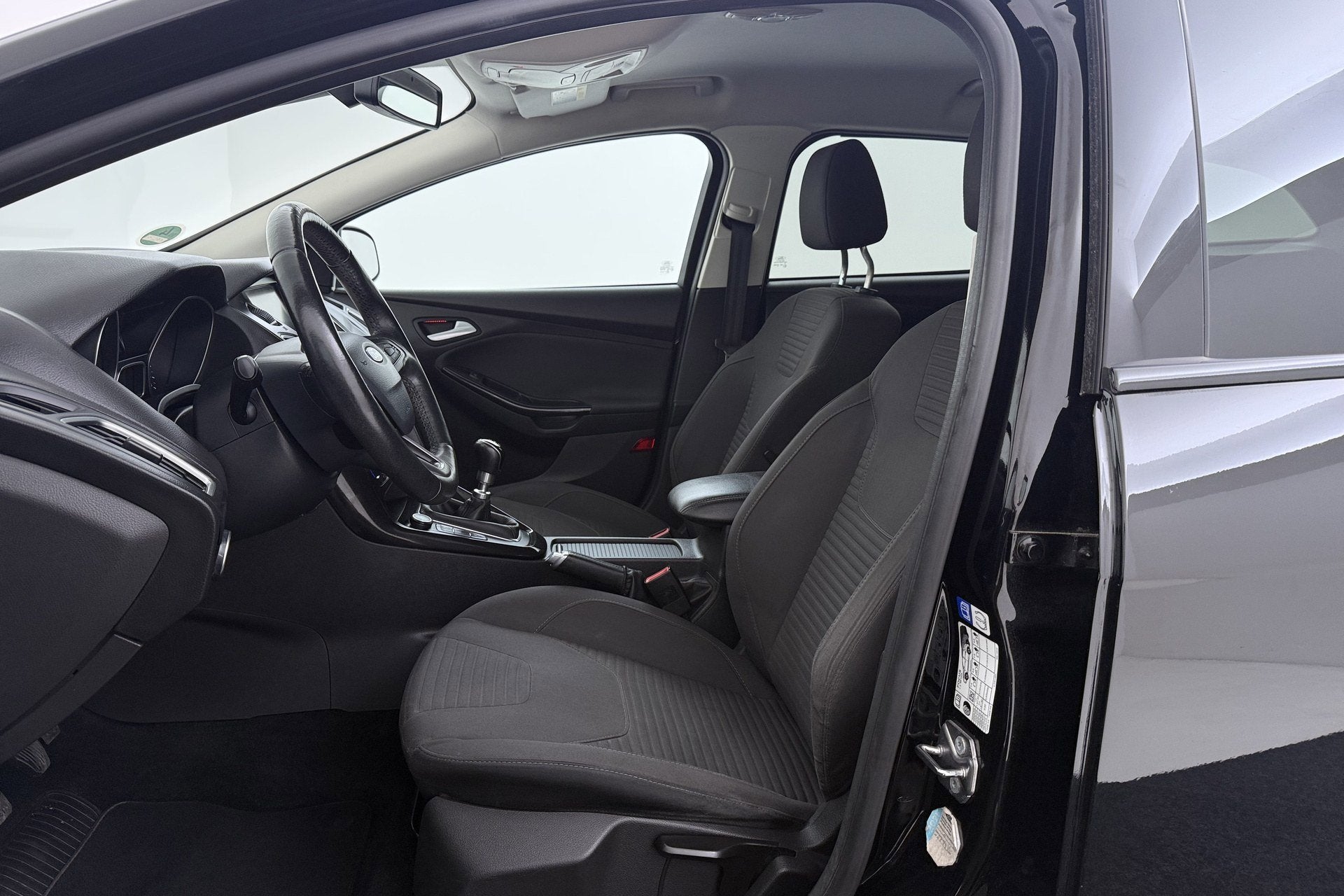 Ford Focus Wagon 1.0 Titanium | Inruilkoopje! | Parkeersenso, Gebruikt, Automatische klimaatregeling, Zwart, Handgeschakeld