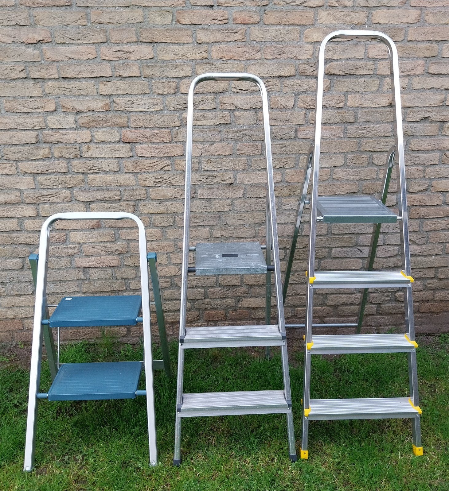 3 zo goed als nieuwe trappen: Altrex, Veba en een 3-treden t, Ophalen, Zo goed als nieuw, Trap, Minder dan 2 meter