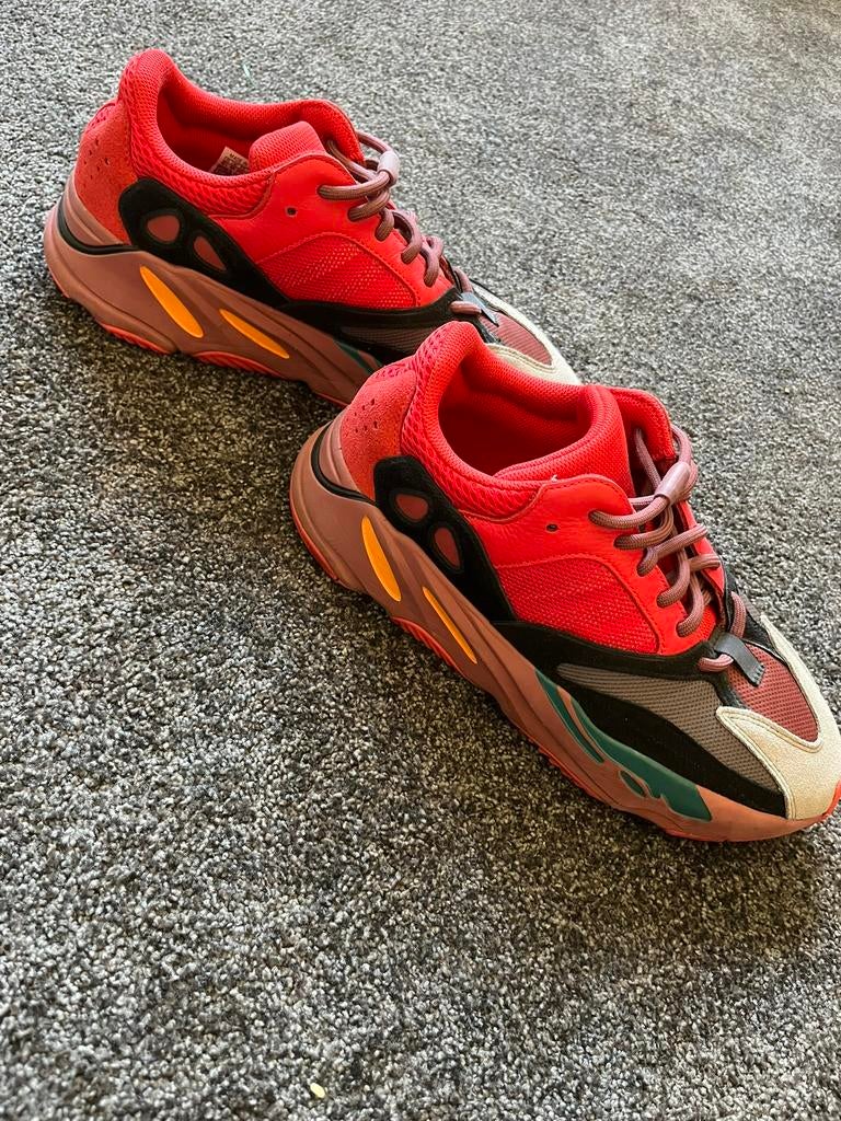 Yeezy Boost 700 V1 Hi-Res Red, Overige kleuren, Verzenden, Sneakers of Gympen, Zo goed als nieuw