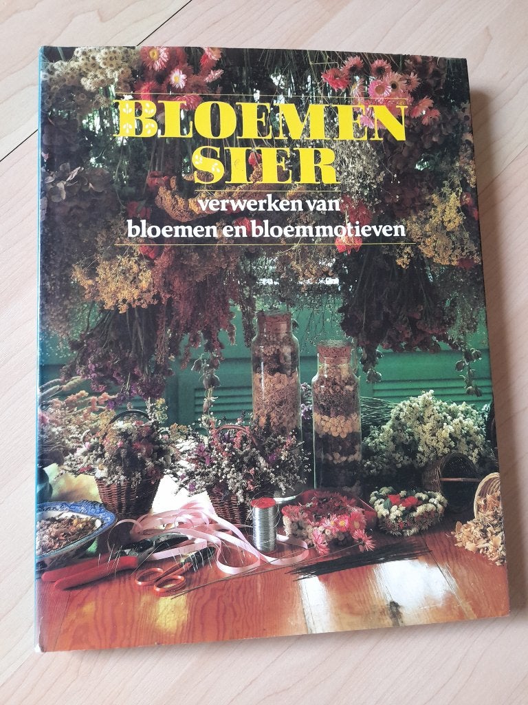 BLOEMENSIER VERWERKEN VAN BLOEMEN en bloemmotieven, Boeken, Ophalen of Verzenden, Gelezen, Bloemschikken, Groendecoratie