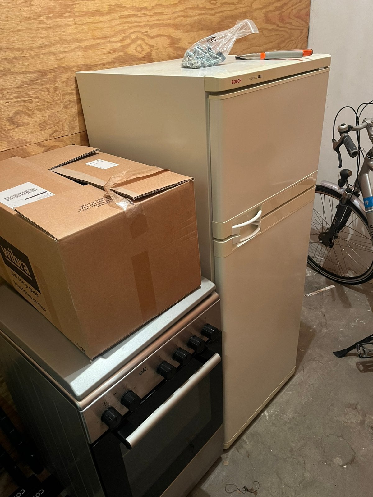 Complete Keukset: OK. Gasfornuis (RVS) & Bosch Koelkast, Ophalen, Gebruikt, Wit, Staal of Rvs