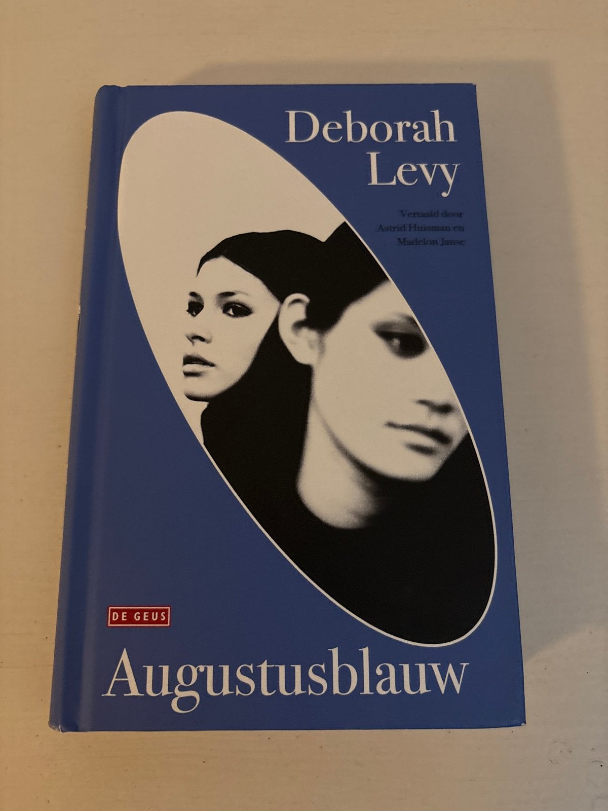 Augustusblauw - Deborah Levy (roman), Ophalen of Verzenden, Zo goed als nieuw, Europa overig