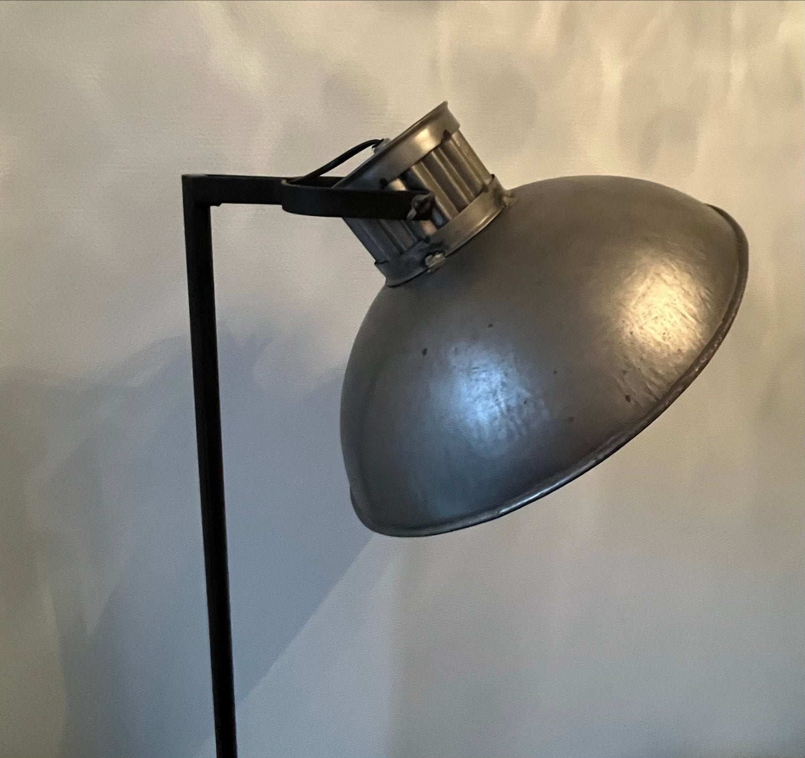 Industriële Vloerlamp - Zwart Metaal met Grote Kap, Ophalen, E27 (groot), Zo goed als nieuw, Metaal