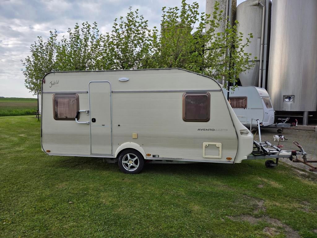 Avento 445 TF ,bj 2005 ,voortent,frans bed, Caravans en Kamperen, Caravans, Particulier, tot en met 4, 1000 - 1250 kg, Treinzit